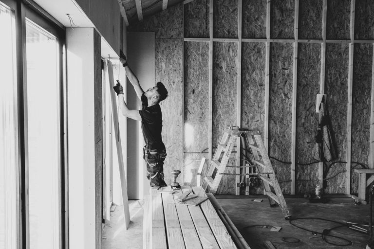 Pose de panneaux OSB sur un mur