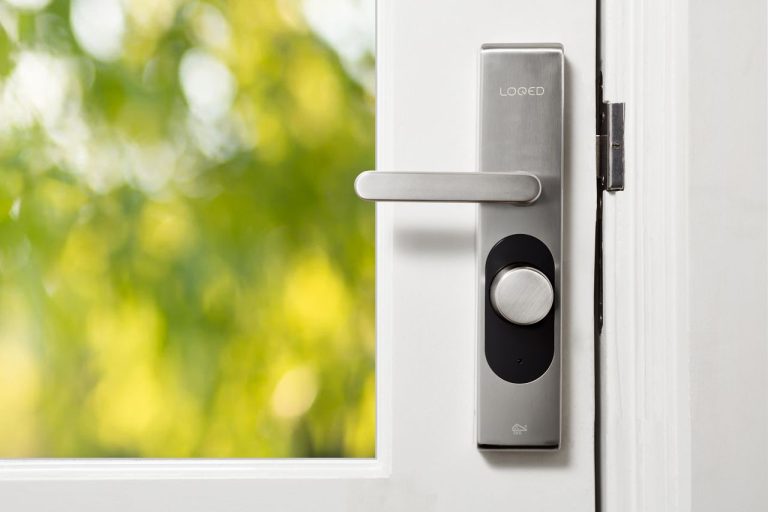 Poignée extérieure sur une porte-fenêtre PVC
